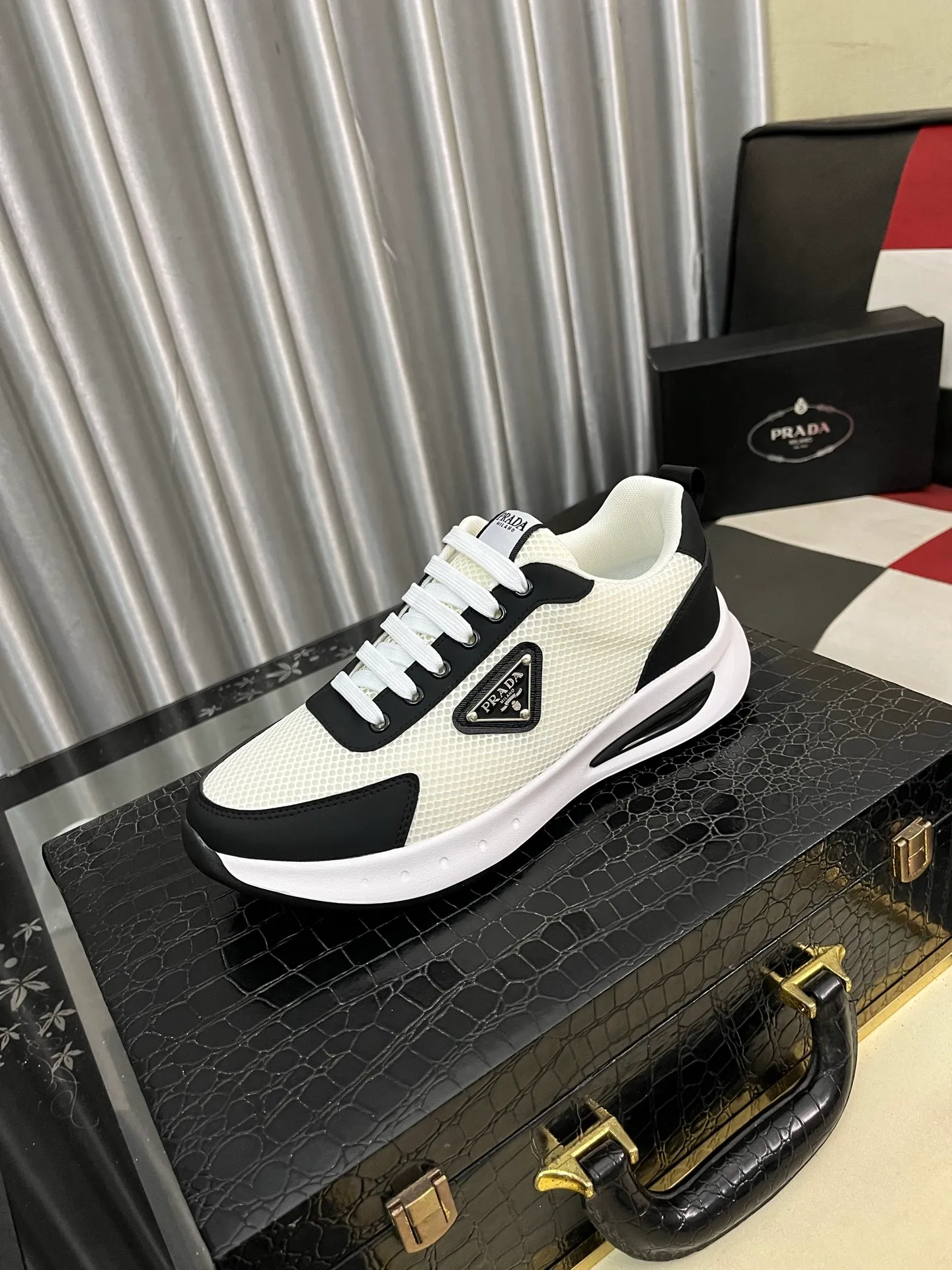 Men's shoes 💰440⌚️⌚️ PRADA [Prada] popular men's shoes, casual shoes and sports shoes! High-end quality 🍀 The upper is made of imported original cowhide 💥 cowhide lining; the original molded outsole. The style is upright and elegant, comfortable and versatile💪 Three quality guarantees Size number: 38-44, 4️⃣ colors available